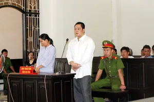 Thiếu phụ bắt tay công chứng viên lừa đảo