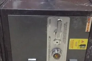 Tài xế ôm cả két sắt công ty về nhà rồi hoảng hồn… thú tội