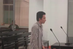 Bắn chết tình địch giữa đường vì vợ không chịu về nhà