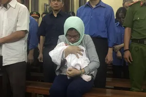 Bị cáo ẵm con mới sinh chưa đầy tháng đến hầu tòa