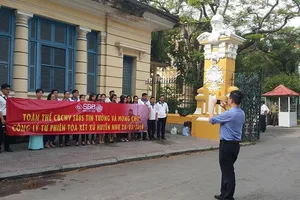 Xử Huyền Như: Nhân viên công ty bị hại căng băng rôn trước tòa