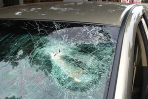 Ném bể kính ô tô gây thương tích, lãnh 6 tháng tù