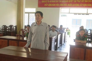 Vợ và cháu ngoại bị tạt acid đậm đặc vì không chịu về nhà