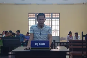 Đâm cảnh sát bằng kéo, lãnh 2 năm tù