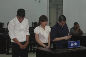 2 thanh niên đi tù vì giúp bạn gái lấy ví tiền của tình cũ