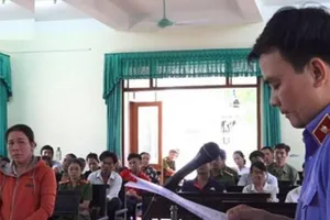 Nữ tiểu thương đổ tiết heo vào chủ tịch huyện lãnh án tù