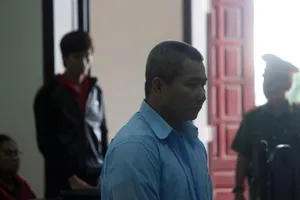 Bảo vệ bưu điện giở trò ‘yêu râu xanh’ với bé gái lãnh án nặng