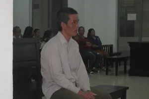 Chồng đổ dầu đốt quần áo làm cháy lan vợ