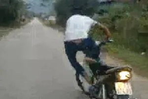 Truy tìm thanh niên liều mạng bỏ tay lái để xe máy tự chạy 