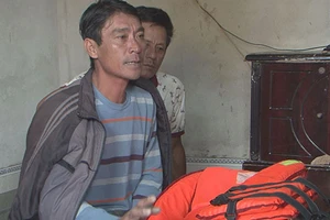 Hai anh em sống sót sau 4 tiếng bơi trên biển