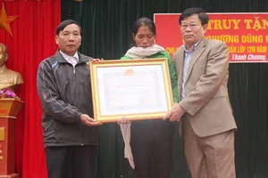 Xúc động mẹ nhận huân chương Dũng cảm thay con trai đã hy sinh 