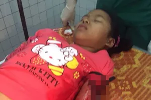 Bắt khẩn cấp hai kẻ bịt mặt đâm bé gái 12 tuổi đêm Noel