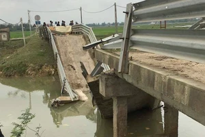 Chồng lái sà lan đâm sập cầu, vợ ôm con gái nhảy thoát thân