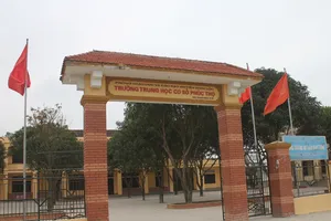 Hiệu trưởng nắm cổ áo học sinh phải xin lỗi trước toàn trường