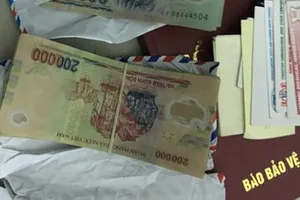 Hai người xưng phóng viên lấy tiền doanh nghiệp bị tạm giữ