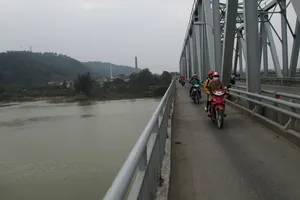 Bàng hoàng người mẹ trẻ ôm con 4 tháng nhảy cầu tự vẫn