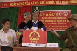 Bà con tộc người Đan Lai, Thái, Mông... đi bầu cử sớm