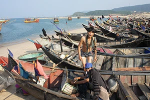 Hà Tĩnh tiếp tục phát hơn 900 tấn gạo cho hơn 10.000 gia đình ngư dân