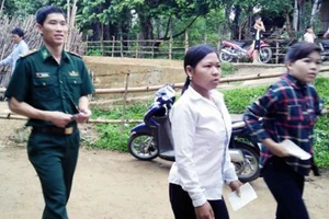 Cử tri dân tộc Chứt được xe đến tận nhà chở đi bầu cử