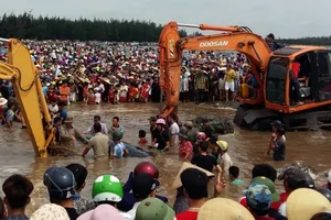 Hàng ngàn người dân hợp sức đưa cá voi về với biển