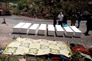 Chùm ảnh: Kinh hoàng vụ nổ xe khách ở Lào, 8 người Việt tử vong