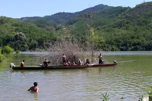 Bơi ra sông Lam bắt tổ kiến, một học sinh lớp 11 chết đuối
