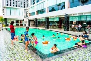 Bé trai 10 tuổi tử vong khi học bơi tại khách sạn 4 sao