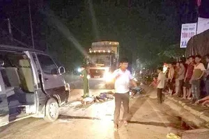 Xe khách va chạm với xe máy chở 3 làm 3 người tử vong