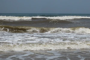 Cứu sống hai cha con gặp nạn trên biển