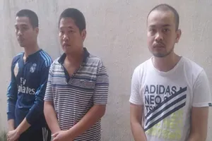 Khởi tố 4 bị can chém người, nổ súng gần chợ Quán Lau 