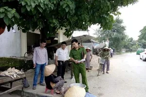 Vỗ vai 'thôi miên' bà cụ 70 tuổi lấy 12 chỉ vàng