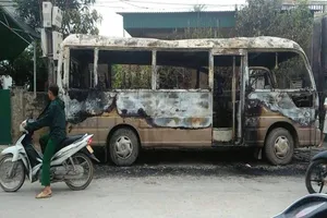 Xe khách cháy rụi do thắp hương ngày mùng 1?