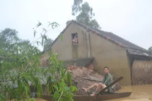 Chùm ảnh: Người dân Hà Tĩnh khó nhọc chạy lũ