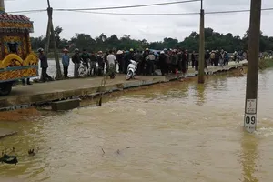 Nước lũ rút, tìm thấy xe máy và thi thể người đàn ông 