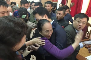 Tiểu thương ôm chầm chủ tịch tỉnh Hà Tĩnh nói cảm ơn