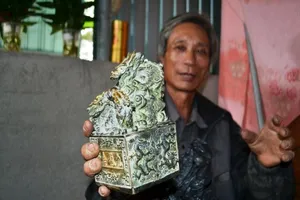 Đang niêm phong vật lạ nghi ấn tín giả cổ