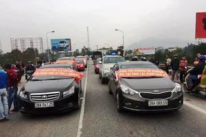 Ách tắc qua cầu Bến Thủy 1 vì dân mang xe phản đối phí