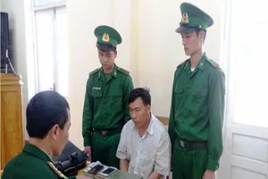 Bắt vụ vận chuyển 8 bánh heroin vào Việt Nam 