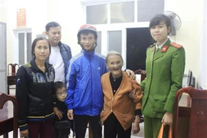 Cưu mang bà cụ 80 tuổi đi lạc, lấm lem bùn đất