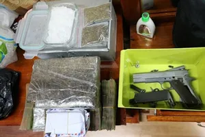 Lắp camera, trang bị súng để bán ma túy