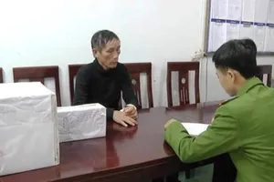 Người đàn ông mang 50 thỏi mìn vào trường học cất giấu