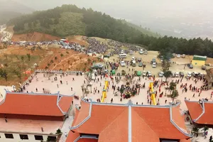 Dòng người đổ về chùa Đại Tuệ, tắc đường nửa ngày