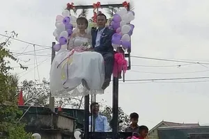 Chú rể mạo hiểm rước dâu bằng xe nâng hàng