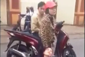 Nữ sinh lớp 10 bị đánh, nhục mạ ngay trước cổng trường