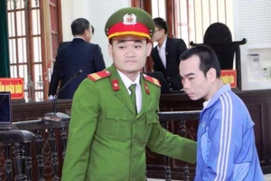 Giả làm việc tại Bộ Công an, lừa hàng trăm triệu đồng