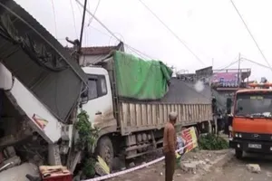 Tìm tung tích phụ nữ đi nhặt rác bị xe tải tông chết