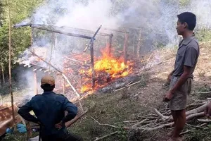 Lao vào lửa cứu sống 2 vợ chồng bị tật cùng con nhỏ