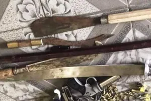 Bị tố cáo tội đánh người, khám nhà ra... một ổ vũ khí