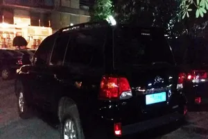 Doanh nghiệp tặng Nghệ An 2 xe Toyota Land Cruiser V8 