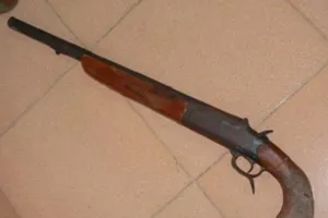 Người vợ tử vong bất thường sau tiếng súng nổ 